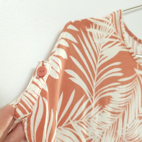 4/$20 🍒 | Palm Leaf Patterned Blouse - Picture 5 of 6